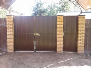 профнастил с распашными воротами - пример 11 фото в Черноголовке