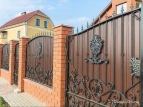 Кирпичный забор с ковкой  150 метров фото в Черноголовке