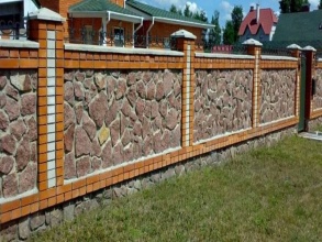 Кирпичный забор с камнем 12 метров фото в Черноголовке