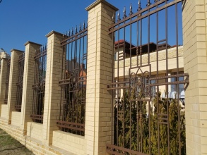 Кирпичный забор с ковкой  10 метров фото в Черноголовке