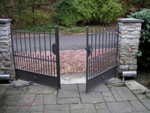 Распашные ворота с дистанционным управлением - пример 12 фото под ключ с установкой