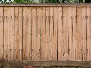 Деревянный забор сплошной 20 метров фото под ключ